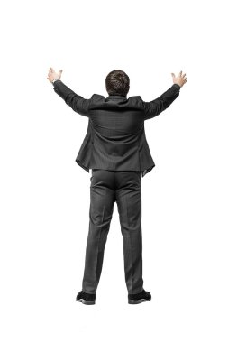 İşadamı kaldırdı elleriyle.