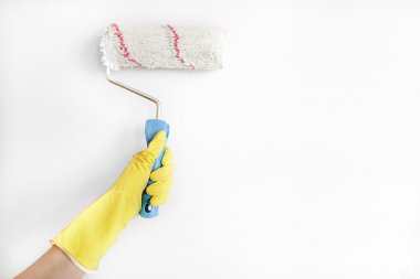 Kadın resim duvar rulo fırça ile.