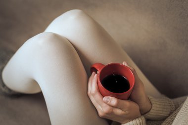 Kadın yatakta Kupası ile.