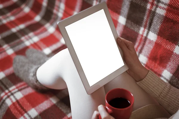 Mulher no sofá com tablet pc . — Fotografia de Stock