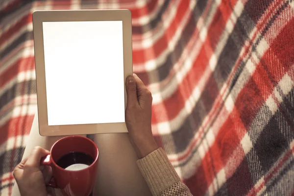 Vrouw op de Bank met tablet pc. — Stockfoto