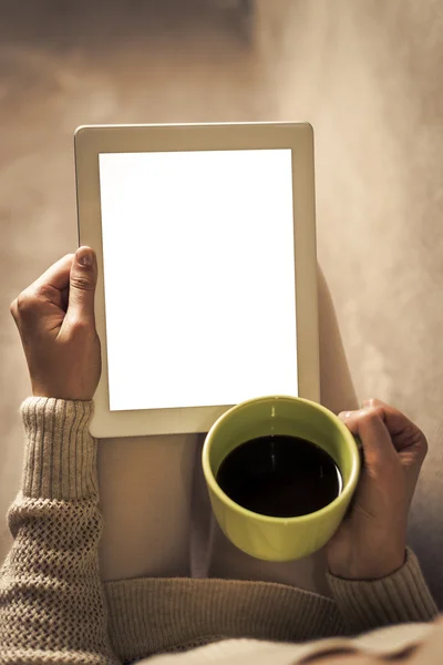 Femme sur le canapé avec tablette pc . — Photo