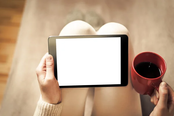 Frau auf dem Sofa mit Tablet-PC. — Stockfoto