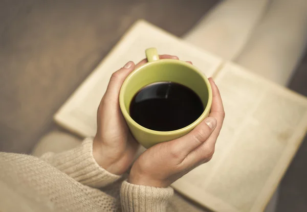 Mulher com livro velho e xícara de café . — Fotografia de Stock