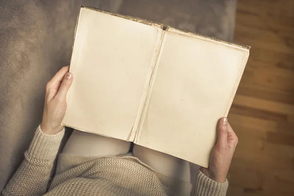 Fille avec livre à la main à la maison . — Photo
