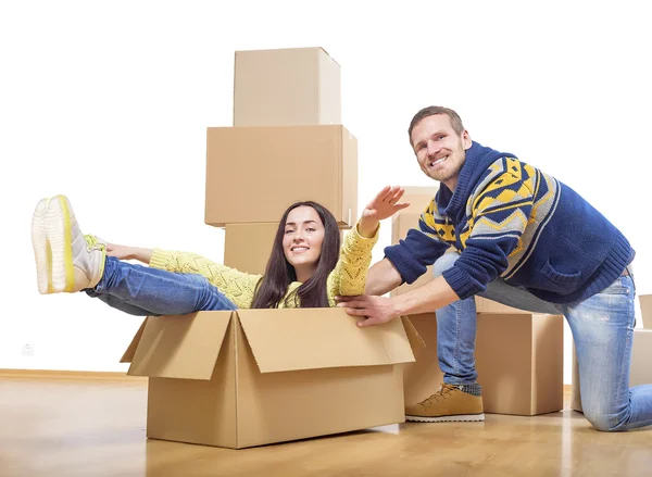 Pareja montando en una caja de cartón — Foto de Stock