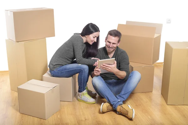 Pareja en nuevo hogar . — Foto de Stock