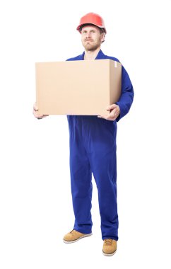 İnşaat işçisi karton kutu tutar. Beyaz izole.