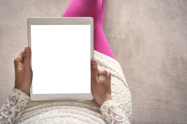 Tablet pc ile kanepede kadın.