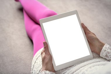 Tablet pc ile kanepede kadın.