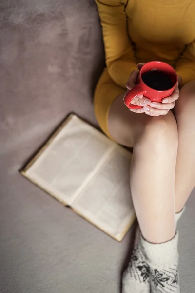 Mujer con libro viejo y taza de café . — Foto de Stock