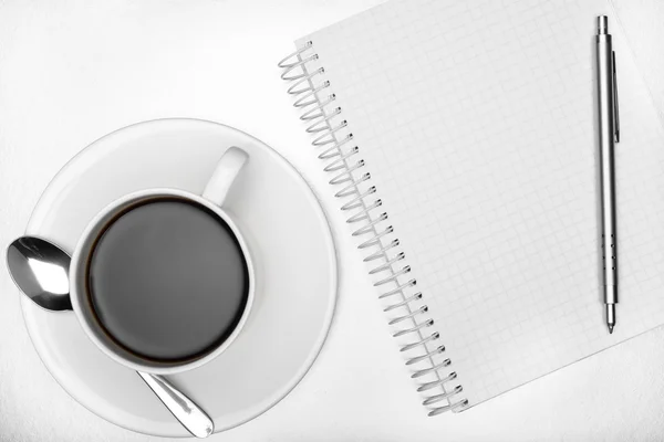 Bloc-notes, stylo et tasse de café — Photo