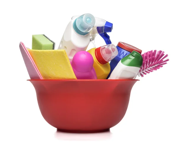 Cuenco rojo con botellas de detergente y artículos de limpieza química —  Fotos de Stock