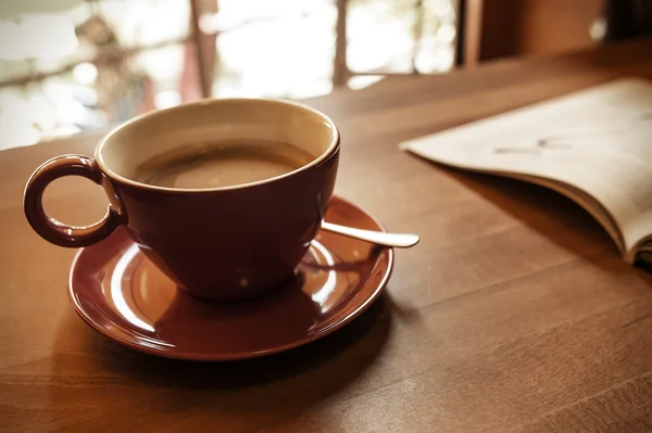 Xícara de café e uma revista — Fotografia de Stock