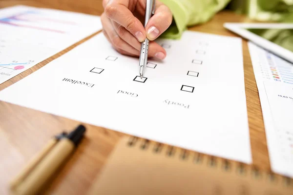 Documento de examen en el escritorio de la oficina . — Foto de Stock