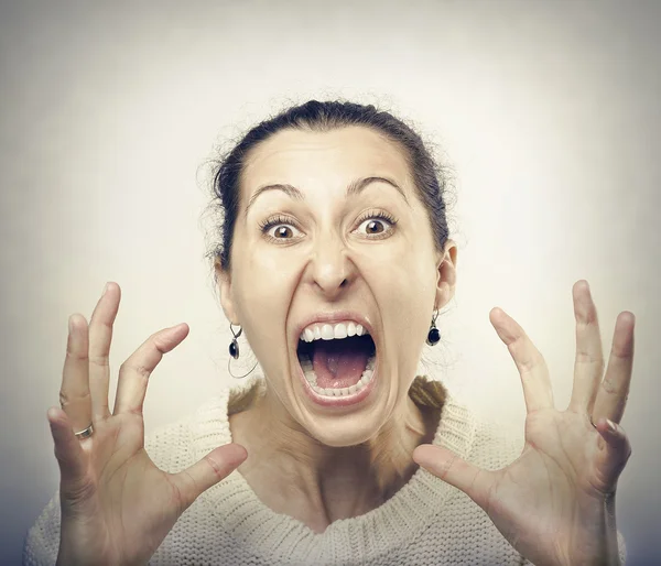 Mulher furiosa gritando . — Fotografia de Stock