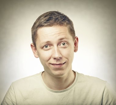 Genç adam gülümsüyor