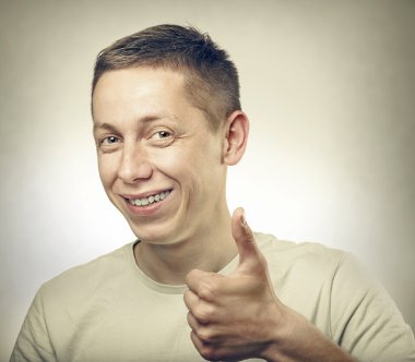 Başparmağı havada yakışıklı bir adam..