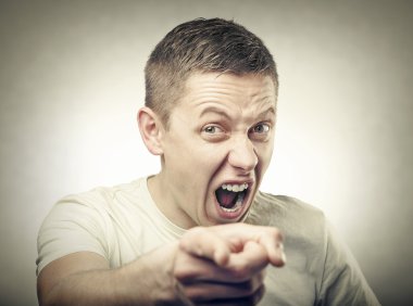 kızgın genç adam.