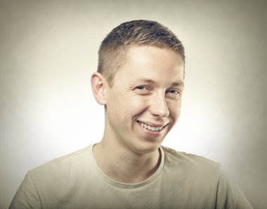 Genç adam gülümsüyor