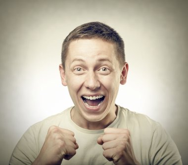 Başarıyı Kutlayan Genç Adam.