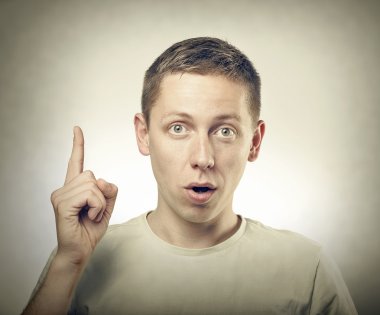 genç adam yukarı işaret parmağı gösterilen.