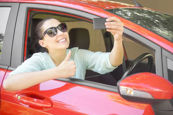 Kvinna med selfie i bil — Stockfoto