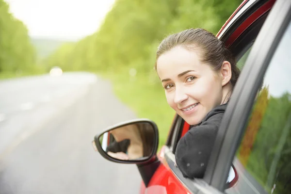 Žena v červené auto. — Stock fotografie