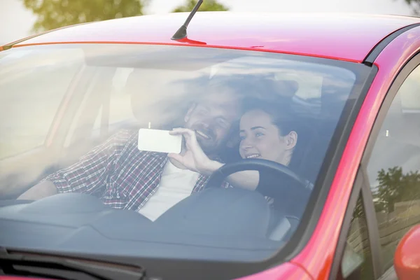 Paar in auto — Stockfoto