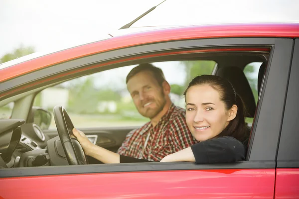 Par i en röd bil — Stockfoto