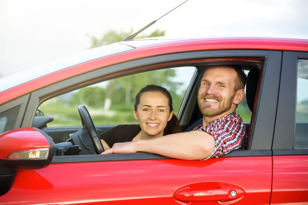 Pareja en un coche rojo —  Fotos de Stock