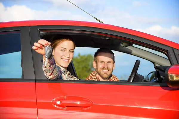 Koppel in de auto — Stockfoto