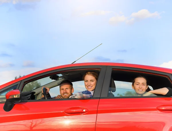 Vrienden in een auto. — Stockfoto