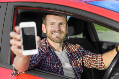 Adam akıllı telefon gösterilen araba araba.