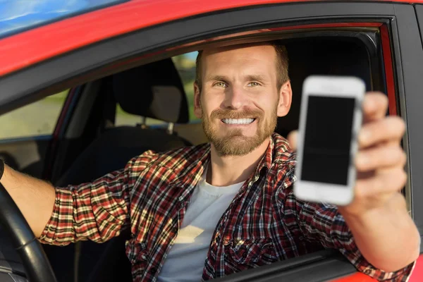 Człowiek w samochodzie jazdy Wyświetlono inteligentny telefon. — Zdjęcie stockowe