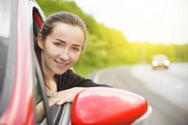 Vrouw in rode auto. — Stockfoto