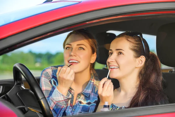 Ggirls pintalabios en el coche . — Foto de Stock