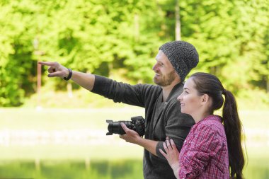 Mutlu çift turist doğada