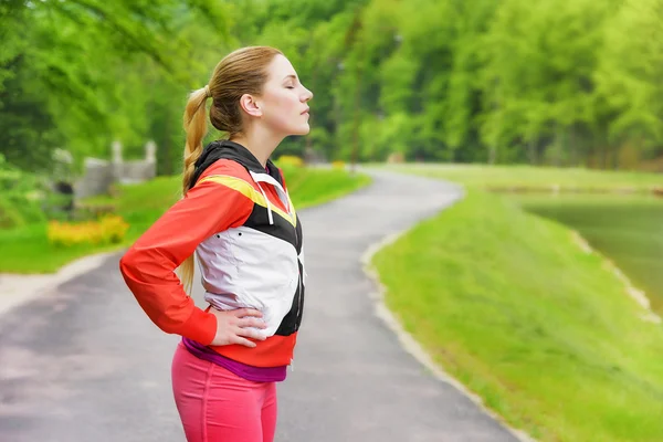 Mujer relajante después de correr . — Foto de Stock