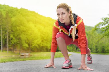 Açık havada yolda çalışan çekici sarışın kadın.