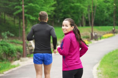 Parkta koşan çift.