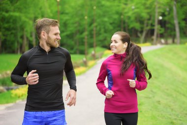 Parkta koşan çift.