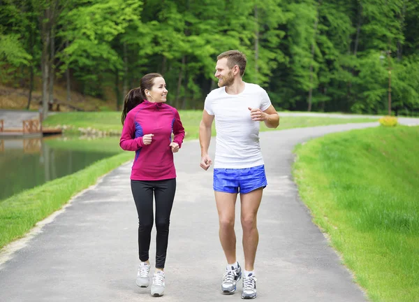 Paar rennend in park. — Stockfoto