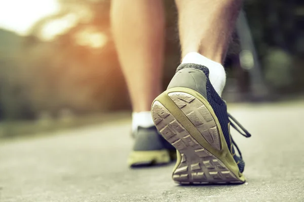 Athlète coureur pieds courir sur la route. — Photo