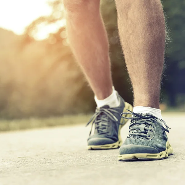 Athlète coureur pieds courir sur la route. — Photo