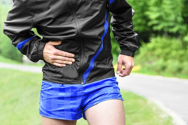 Calambres laterales del corredor después de correr — Foto de Stock