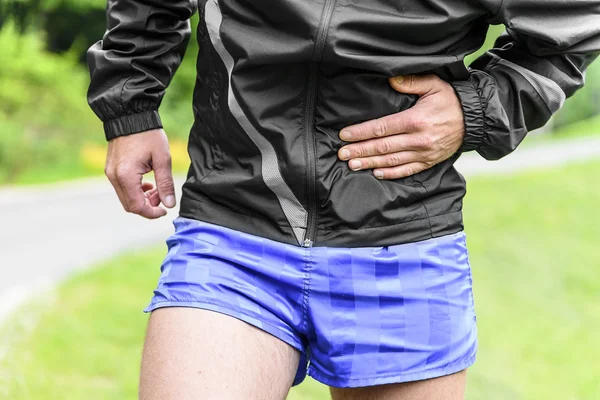 Crampi laterali corridore dopo la corsa — Foto Stock