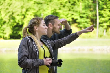 Mutlu çift turist doğada