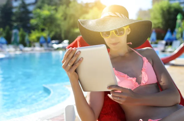 Mujer sosteniendo la tableta pc — Foto de Stock