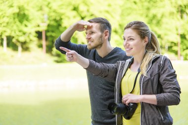 Mutlu çift turist doğada